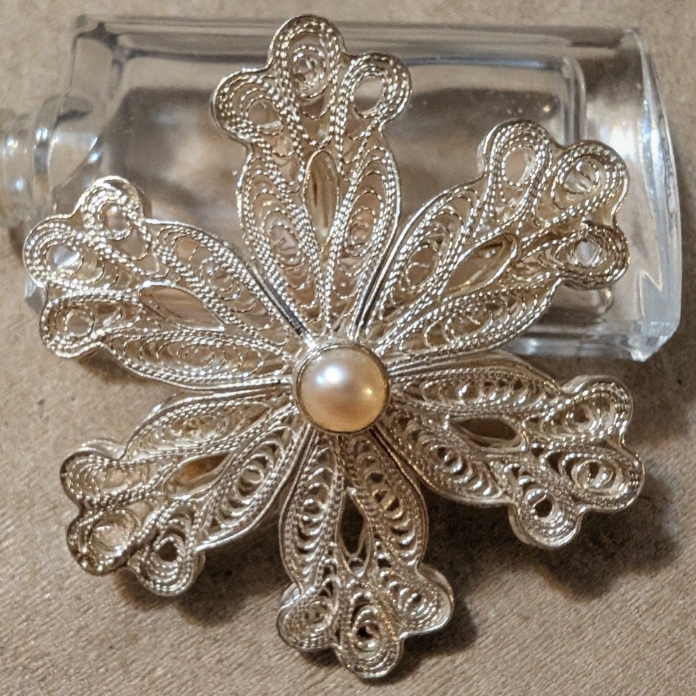 Elegant Silver Filigree Brooch with Pearl Accent